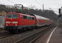 Im Sandwich f�hrt der RE 9 (Rhein-Sieg-Express) von K�ln kommend am 14.04.2012 in den Bahnhof Betzdorf/Sieg ein. Zuglok ist 111 077-4 und Schublok die 111 075-8.