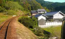 Akechi-Bahn, auf der Fahrt im Wagen 11. Die Strecke f�hrt zu den sch�nsten Bergbauernd�rfern in ganz Japan. In der N�he von Iinuma an einem typischen Novembertag, 5.November 2008.