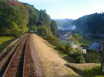 Akechi-Bahn, Aufstieg zum Pass Nr.1, vorbei an eindrucksvollen Bergbauernd�rfern. Jetzt im Sp�therbst wird das verbleibende Stroh auf den geernteten Reisfeldern abgebrannt. Aus Wagen Nr. 11 zwischen Iinuma und Agi, 5.November 2008. 