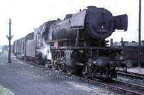 Lang lang ist's her. 023 029 ohne Nummernschild aber unter Dampf im Bw Crailsheim vor Hilfszugwagen - ich glaube 1971