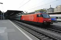 Die Re 460 047 bringt in K�rze den Nachtzug in die Abstellgruppe beim HB in Z�rich, 14.04.2012.