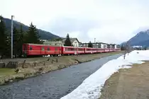 Gleich 4 Velowagen wurden mittels RE 1036 nach Landquart und sp�ter nach Chur �berf�hrt. Es handelt sich um; D 4211, WS 3922+3921 sowie die WS 3913+3911; davor sind noch zwei B und als Triebzug der Allegra 3506, zwischen Davos Platz und Davos Dorf, 14.04.2012.