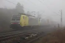 189 909 (ES 64 F4-009) mit einer TX Logistik 185er als Wagenlok und Aufliegerzug in Fahrtrichtung S�den. Aufgenommen bei Mecklar am 24.03.2012.