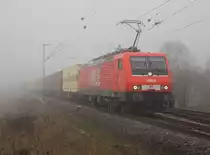 Nebelsichtung. Am Morgen des 24.03.2012 hielt sich der Nebel an der KBS 610 bei Mecklar ziemlich hartn�ckig. So kam auch 189 801-4 �berraschend mit ihrem Warsteiner-Zug Richtung Norden aus der Nebelwand.