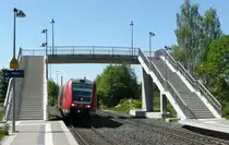 612 482 legt sich am 25.5.11 als RE nach N�rnberg unter der neuen Br�cke in die Kurve, die bei R�slau als Zugang zum Bahnsteig gebaut wurde. 