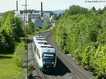 VT 26 nach Regensburg am 25.5.11 vor der Kulisse von R�slau. Der neue Haltepunkt liegt im R�cken des Fotografen und damit immer noch weit von der Bebauung entfernt. 