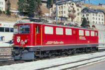 RhB - Ge 6/6 II 705  PONTRESINA/PUNTRASCHIGNA  am 26.02.2000 in St.Moritz - Universallokomotive - �bernahme 05.05.1965 - SLM4518/MFO/BBC - 1776 KW - Gewicht 65,00t - L�P 14,50m - zul�ssige Geschwindigkeit 80 km/h - Logo RhB rh�toromanisch - �3=16.07.1992 �2=04.07.1996 - Hinweis: runde Scheinwerfer und Einholmpantograf, gescanntes Dia 

