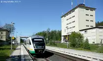 Schon �ber 100 Jahre steht das gro�e Baywageb�ude im Marktleuthener Bahnhof. Relativ neu ist hingegen (wie in R�slau) die Br�cke �ber die Gleise zum Bahnsteig Richtung Hof. Durch sie kann der Bahnhof ferngesteuert werden und die DB braucht kein Personal mehr vor Ort. (VT 17 am 25.5.11)