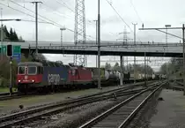 Die Re 620 069-5  H�gendorf  zieht zusammen mit der Re 4/4  11345 einen langen und stark ausgelasteten Containerzug in Richtung Italien. (Othmarsingen, 12.04.12)