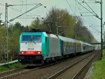 Mit einer nicht allt�glichen Fuhre am Haken kommt Cobra 186 220 (2828) am 13.04.2012 die Rampe von Herzogenrath nach Kohlscheid auf der KBS 485 hoch. Zwischen je zwei Personenwagen vorne und hinten, die scheinbar als Schutzwagen mitlaufen, sind zwei neue belgische AM08 Triebwagen (08507 und 08508) zu sehen.