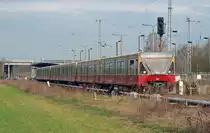 Eine S-Bahn der Baureihe 480 verl�sst am 11.04.12 den S-Bahnhof Sch�nflie� Richtung Bornholmer Stra�e.