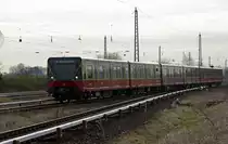 Aus Richtung Berlin kommend erreicht eine S-Bahn nach Birkenwerder am 11.04.12 Sch�nflie�.