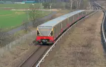 Eine S-Bahn der BR 480 erreicht am 11.04.12 den S-Bahnhof Sch�nflie�. Aufgraund von Bauarbeiten verkehrte die Linie S8 von Birkenwerder bis zur Bornholmer Stra�e.