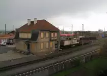 HSB 199 877-2 vor der ehemaligen G�terabfertigung in Nordhausen; 12.04.2012