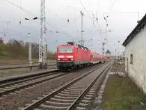 DB 143 053-7 mit dem RE 4668 von Halle (S) Hbf nach Kassel-Wilhelmsh�he, am 12.04.2012 bei der Einfahrt in Sangerhausen.