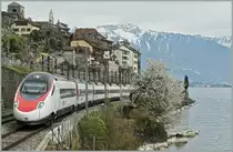 Das war knapp, auf des Pinocchios Nase konzentriert, h�tte ich fast die Spitze des Dachs der Kirche von St-Saphorin abgeschnitten...
SBB ETR 610 von Milano nach Gen�ve am 9. April 2012