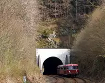 Die OEF (Oberhessische Eisenbahnfreunde) mit dem Schienenbus am 14.04.2012 auf Sonderfahrt an Dill, Heller und Sieg. Hier auf der R�ckfahrt von Daaden, auf der Daadetalbahn (KBS 463) kurz hinter dem Alsdorfer Tunnel. Das linke Gleis ist die Hellertalbahn (KBS 462). Die Garnitur besteht aus (von vorne nach hinten):  996 677-9 (Steuerwagen), 996 310-9 (Beiwagen) und Triebwagen VT 98 9829 (ex DB 798 829-8).