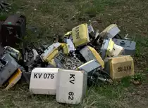   Moderne   Sicherungstechnik im Aus. Durch den  Ausbau der Strecke 
Dresden Neustad-Coswig  haben diese erst nach der  Wende installierten 
Verteiler schon wieder ausgedient.
08.04.2012  gegen 13:00 Uhr auf dem Gel�nde der L��nitzgrundbahn oder DB 
in Radebeul Ost entdeckt.