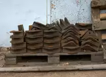 Nur der Nichteisenbahnkenner wird  sich schulterzuckend abwenden:  Ein Haufen
Gu�eisen auf einer Palette. 
Der Eisenbahnkenner sieht sofort , das sind Bremskl�tze , hier f�r die Schmalspurwagen des L��nitzdackels.
Ich vermute, da� die Bremskl�tze hier in Radebeul Ost gewechselt werden k�nnen.
Es k�nnten auch abgenutzte sein.
Aufgenommen  wurden sie am 08.04.2012 gegen 13:00 Uhr in Radebeul Ost.  