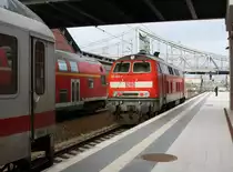15.4.2012 Berlin-Gesundbrunnen. IC 2427 nach K�ln verl�sst den Bf. und l�sst 218 345-7 im Abendlicht zur�ck. Im Hintergrund die Millionenbr�cke.