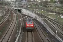 15.4.2012 Berlin-Gesundbrunnen. 218 345-7 - vor kurzem als Schlusslok mit IC 2427 angekommen - auf dem Innenring, durchf�hrt gleich die �berf�hrung der Stettiner Bahn.