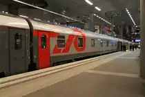 WLSRmee 622086-91276-4 der russischen Eisenbahn, eingereiht in den EN 453 von Paris-Est �ber Berlin nach Moskau-Belorusskaja am 14.04.2012 in Berlin Hbf (tief).