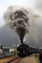 Mit beachtlicher Dampf/Rauchwolke verl�sst die NLB 93.1420 mit dem SR 14602 am 15.April 2012 den Bf. Lilienfeld.