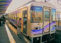 Wagen 11 der Akechi-Bahn in der Ausgangsstation Ena. 1997-1999 wurden 5 neue Wagen 10-14 gebaut, um die erste Generation mit zu schwachem Kasten abzul�sen. Nr.10 und 14 haben einfache L�ngssitze und k�nnen gut zu Event-Wagen mit freiem Raum in der Wagenmitte hergerichtet werden; Nr.11-13 haben bequeme Sitzgruppen. 5.November 2008.
