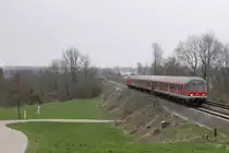 218 457-0 hat ihren RE von F�ssen nach M�nchen gerade eben �ber die Lechbr�cke geschoben, bei Kaufering, 14.04.12