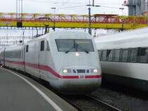 DB ICE BR 401 ICE 271 Frankfurt(Main)Hbf-Z�rich HB Einfahrt in Z�rich HB am 28.12.02 