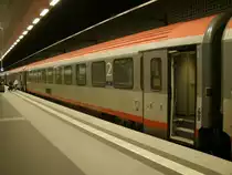 Komplett aus �BB-Wagen besteht der EC 173 Hamburg Altona-Villach.Am 26.M�rz 2012 fotografierte ich den im EC 173 eingereihten Bmz 73 81 21-91 185-8 im Berlin Lehrter Hbf(tief).