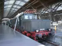 Kleine Wartungsarbeiten,am 26.M�rz 2012,an E94 056 auf dem stromlosen Museumsgleis im Leipziger Hbf.