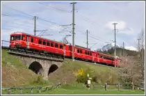 Ungew�hnliche Zusammenstellung der S2 1563 bei Reichenau mit ABt 1714 - Be 4/4 512 - B - Be 4/4 516. (12.04.2012)