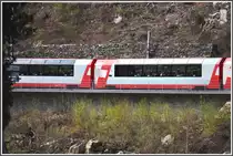 Erst zart spriesst das Gr�n und die Passagiere des GlacieExpress 910 haben noch eine ann�hernd uneingeschr�nkte Sicht auf den Vorderrhein in der Rheinschlucht bei Trin. (12.04.2012)