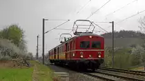 150 Jahre Hohenlohebahn: am 14. und 15.04. war das Auftaktwochenende der Feierlichkeiten anl�sslich dieses Jubil�ums.
Hier der  Rote Heuler  Baureihe ET 65 der SVG, gebaut von der Maschinenfabrik Esslingen, der im 2-Stundentakt zwischen Heilbronn und �hringen unterwegs war. Da ich das Fahrzeug sehr interessant finde, habe ich es aus einer recht nahen Perspektive am 14.04.2012 an meinem Wohnort Eschenau fotografisch festgehalten.