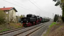 150 Jahre Hohenlohebahn: am 14. und 15.04. war das Auftaktwochenende der Feierlichkeiten anl�sslich dieses Jubil�ums: am Sonntag fuhren 2 Dampfz�ge im Gegenverkehr zwischen Heilbronn und Schw�bisch Hall.
Hier die 52 7596 der Eisenbahnfreude Zollernbahn e.V. am 15.04.2012 bei Bretzfeld Tender voraus Richtung Heilbronn unterwegs. Immerhin konnte ich auf dieser Lok schon einmal mitfahren!
