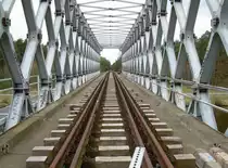 20.4.08 Strecke Fichtengrund - Wensickendorf. Br�cke �ber den Oder-Havel-Kanal. Hier fuhren schon jahrelang keine Z�ge mehr und im weiteren Verlauf waren etliche km Gleis entfernt. Strecke hatte vor 1990 strategische Bedeutung als Alternative zum nordwestlichen Aussenring. Um 1987 bin ich mal mit umgeleiteten D-Zug nach Neubrandenburg hier lang gefahren.