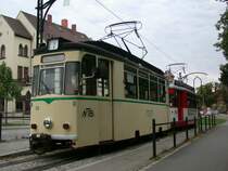 Zwei Tramwagen bei der Haltestelle Vogelwiese machen Passanten und Autofahrer darauf aufmerksam, dass in Naumburg/Saale nach wie vor eine Rumpfstrecke der ehemaligen Ringbahn existiert. (06.08.2005)