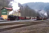 Zugkreuzung am sp�ten Nachmittag des 06.04.2012 im Bahnhof  Eisfelder Talm�hle . W�hrend P 8929 (links im Bild), aus Wernigerode kommend, gleich nach Nordhausen-Nord weiterdampft, wird P 8964 zur selben Zeit die Selketalstrecke in Richtung Alexisbad, Gernrode und Quedlinburg in Angriff nehmen.