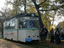 Angekommen an der Endhaltestelle beim Marientor verl�sst die Geburtstagsgesellschaft den Tramwagen Nr51 f�r eine anschliessende Stadtbesichtigung zu Fuss. (28.10.2005)