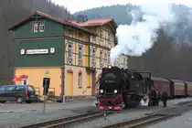 99 7245 mit P 8929 am 06.04.2012 im Bahnhof  Eisfelder Talm�hle . Der Schieber vom Wasserkran wird gerade geschlossen und nachdem kurz darauf der Gegenzug aus Nordhausen eingelaufen ist, kann die Fahrt mit frischer Kraft fortgesetzt werden! 