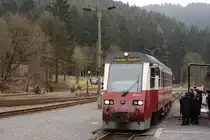 Triebwagen 187 016 l�uft, aus Nordhausen kommend, am sp�ten Nachmittag des 06.04.2012 auf Gleis 2 im Bahnhof  Eisfelder Talm�hle  ein. Somit ist die Strecke f�r den am Bahnsteig 1 stehenden Dampfzug P 8929 frei!