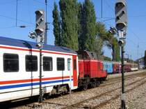 Sirkeci Bahnhof in Istanbul. An den Zug angeh�ngt wird der Wagenpark aus dem Kopfbahnhof gezogen