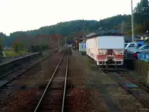 Einfahrt in die Station Agi. Vor dem Bahnhof steht einer der alten, ausgemusterten Triebwagen von 1985 als Lagerhalle. 5.November 2008.
