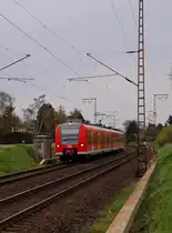 An der Stra�e Am Klingelsberg in Wickrath kommt die RB33 am Abend des 17.4.2012 gen Aachen gefahren.