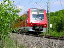 611 008 als IRE 3259 auf dem Weg nach T�bingen, wo der hintere Triebwagen nach Rottenburg (oder Horb) fahren wird und der vordere seine Fahrt nach Sigmaringen fortsetzen wird. Der Zug befindet sich kurz vor Bempflingen.