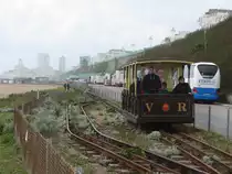 Rund 18 km/h H�chstgeschwindigkeit saust die elektrische Bahn die etwa einen Kilometer lange Strecke am Strand entlang. Brighton, 17.4.2012