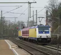146 541, ein Euro-Express-Wagen und 146 542 rollen am 13. April 2012 �ber Gleis 4 durch den Kronacher Bahnhof.