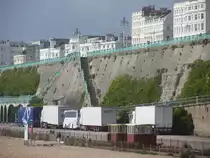 Die Volk's Railway in Brighton, im Jahre 1883 er�ffnet, ist die �lteste in Betrieb befindliche elektrische Eisenbahn der Welt. Eine Stromschiene versorgt die Z�ge mit 110 Volt Gleichspannung. 17.4.2012, Brighton
