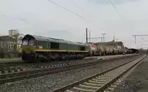 DE 676 von Ascendos zieht am 17. April 2012 einen Kesselwagenzug durch Kronach.